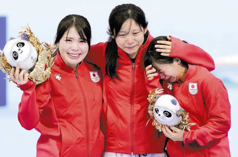 女子追い抜き「銀」 最終カーブ 高木菜転倒…日本メダル14個最多