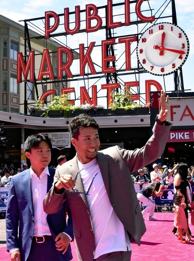 大谷翔平、グレースーツでレッドカーペット…「もともと頼んでいたやつ