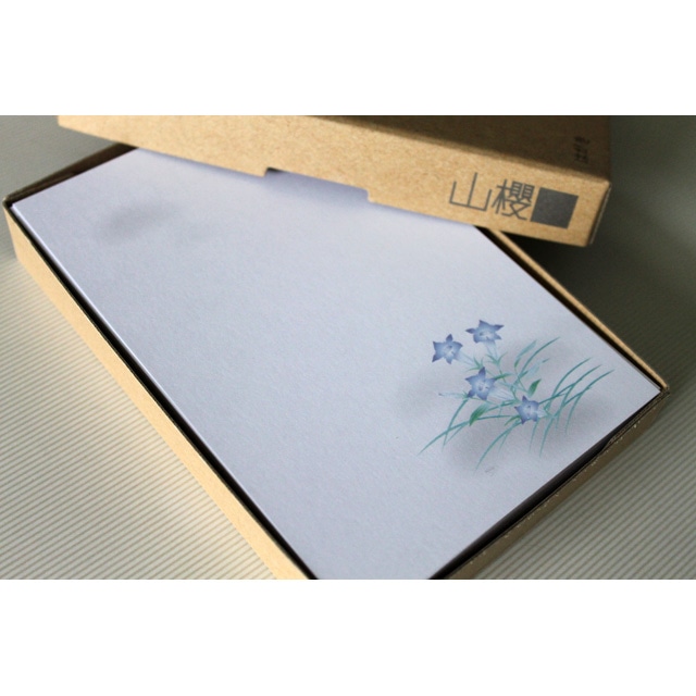 山櫻喪中はがき No.7168 桔梗(薄口) CoC 〒グレイ枠入 ☆: 慶弔用関連