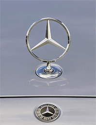 メルセデス・ベンツ最新のエンブレム。聖書にある言葉も起因する変更点