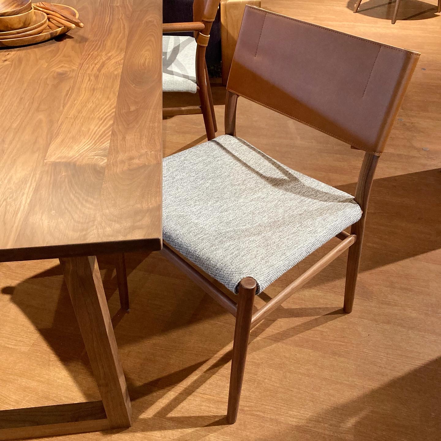 マスターウォール・チェアと常盤家具・ダイニングテーブル組み合わせの