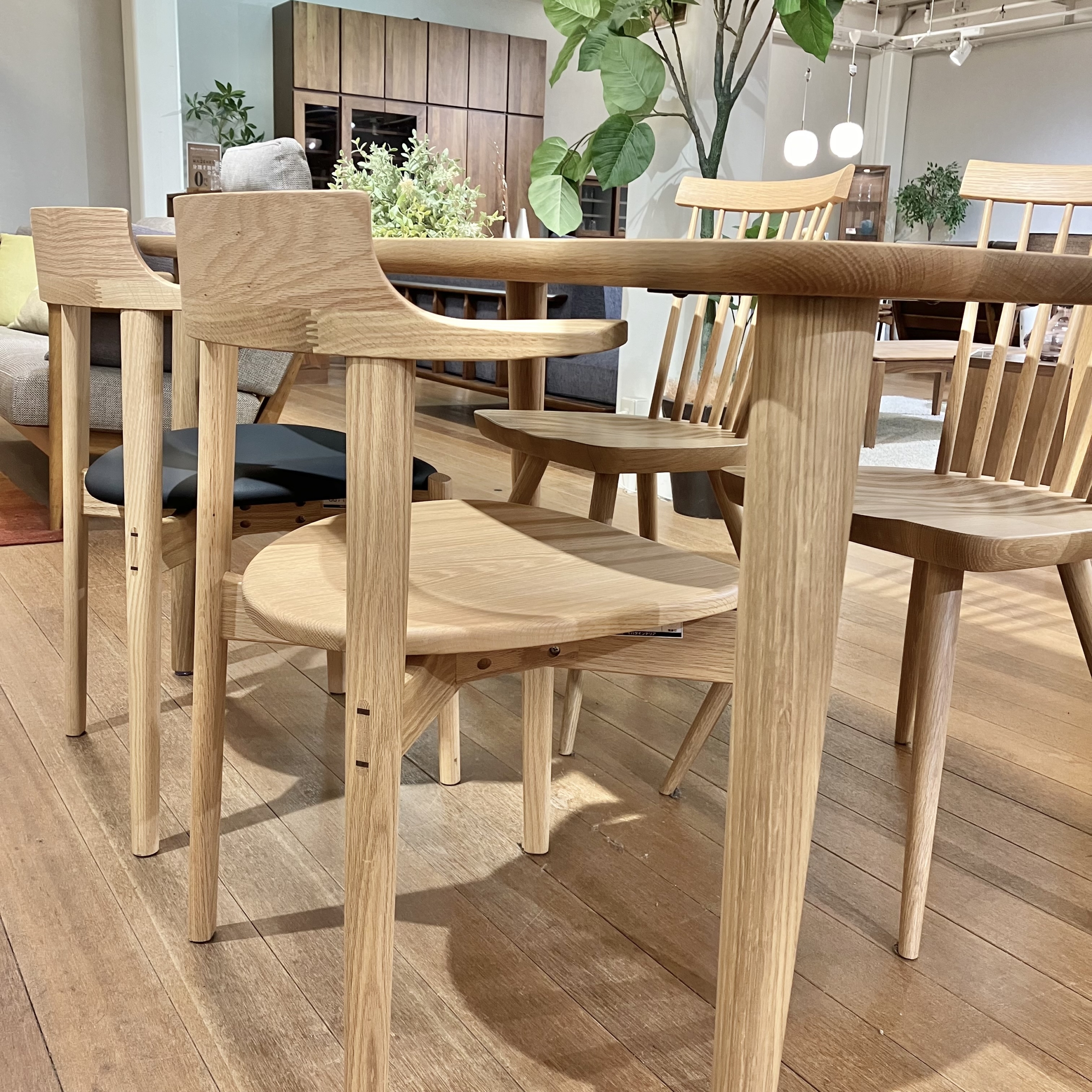 HIDA・ダイニングテーブルとイバタインテリア・チェアの組み合わせのご