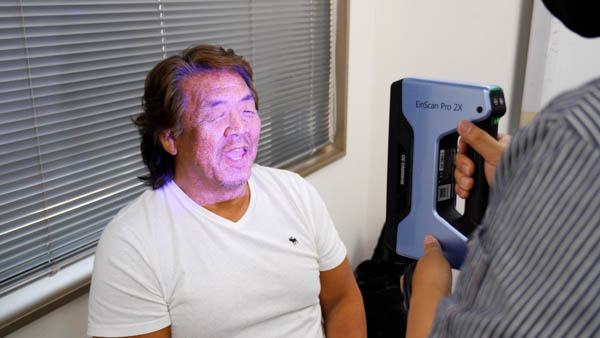 長州力を貼ると「飛ぶぞ」！？リアルすぎる半立体ステッカー発売