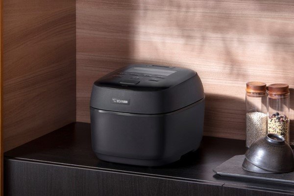 容量とコンパクト性を両立した4合炊き！ふたセンサーの精度向上