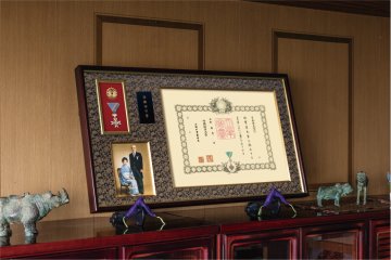 勲記・勲章・勲章ケース・写真額 FR-2（菊紋入り）｜東京叙勲-叙勲