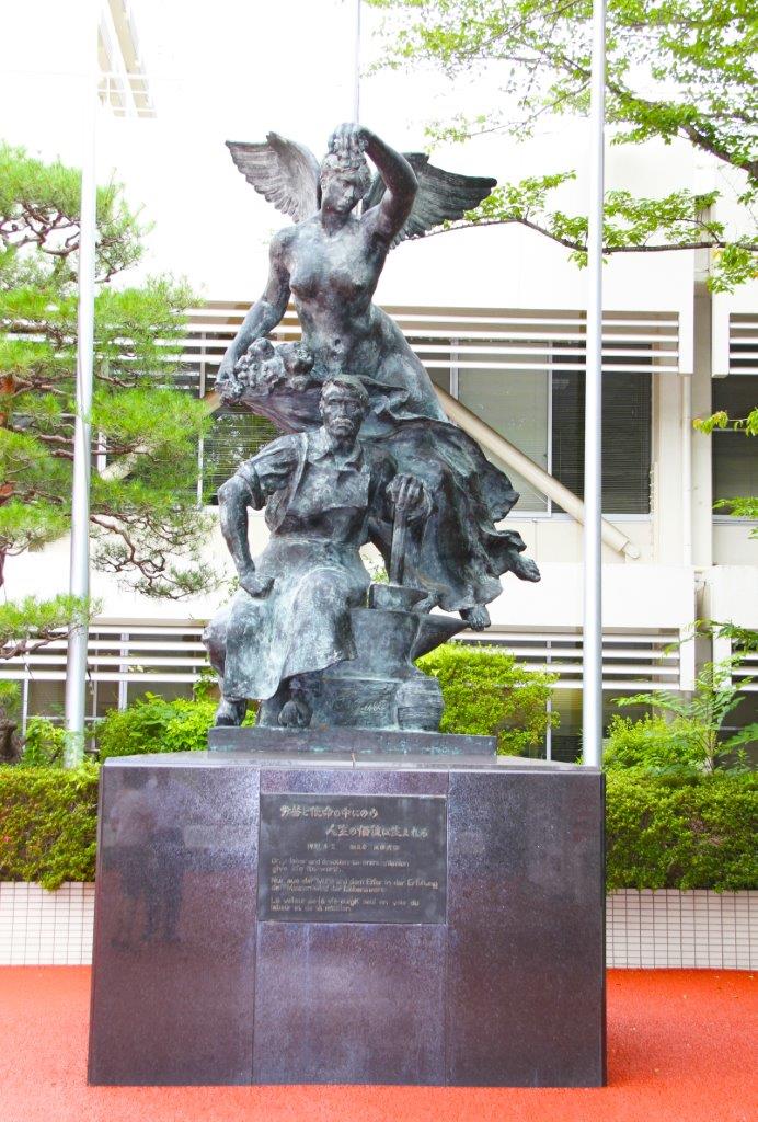像]A棟ブロンズ像(天使と印刷工､天使と鍛冶職人) | 池田大作記念創価