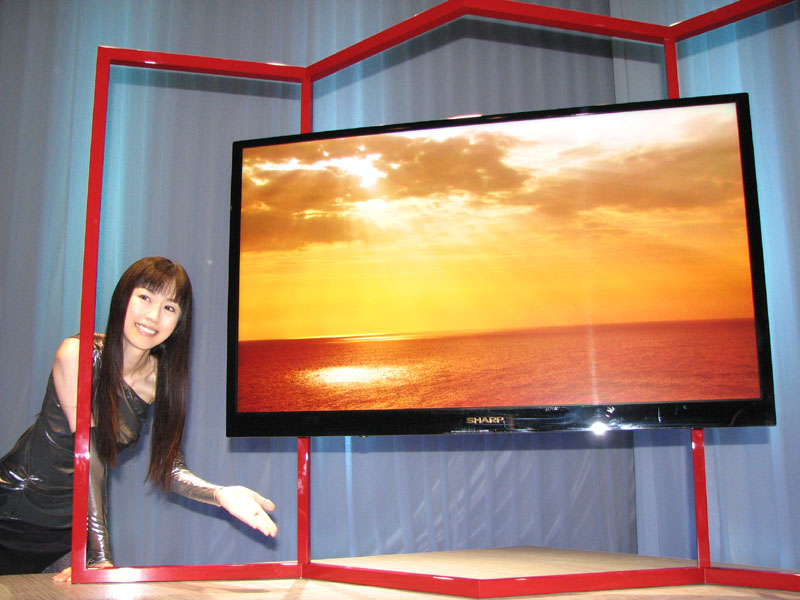 厚さわずか2.9cm、シャープが超薄型テレビを試作 | 日経クロステック