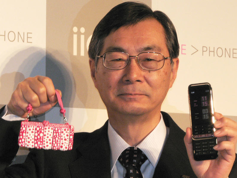 KDDIがデザイン重視の携帯「iida」を発売，草間彌生氏などを起用し100