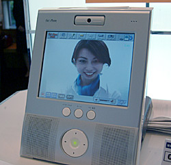 NTT東西，フレッツ用IPテレビ電話機を発表。東日本内なら月額525円の