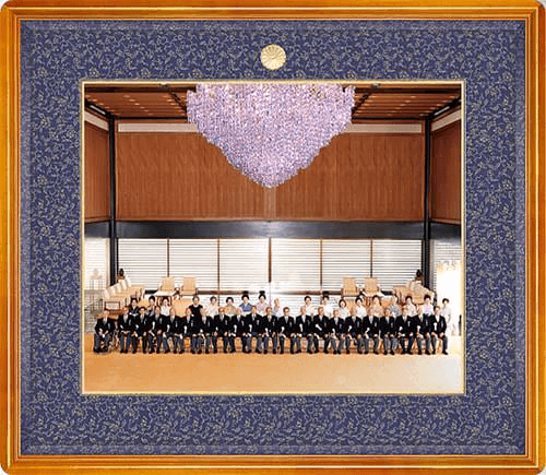 叙勲額・褒章額「倭」｜国産桜材・木地色の落ち着きと気品ある額