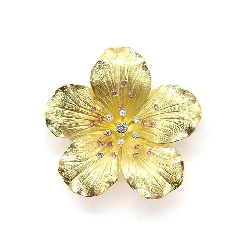 五葉躑躅のブローチにピンクアクセント – 柳澤商会 ジュエリーカタログ