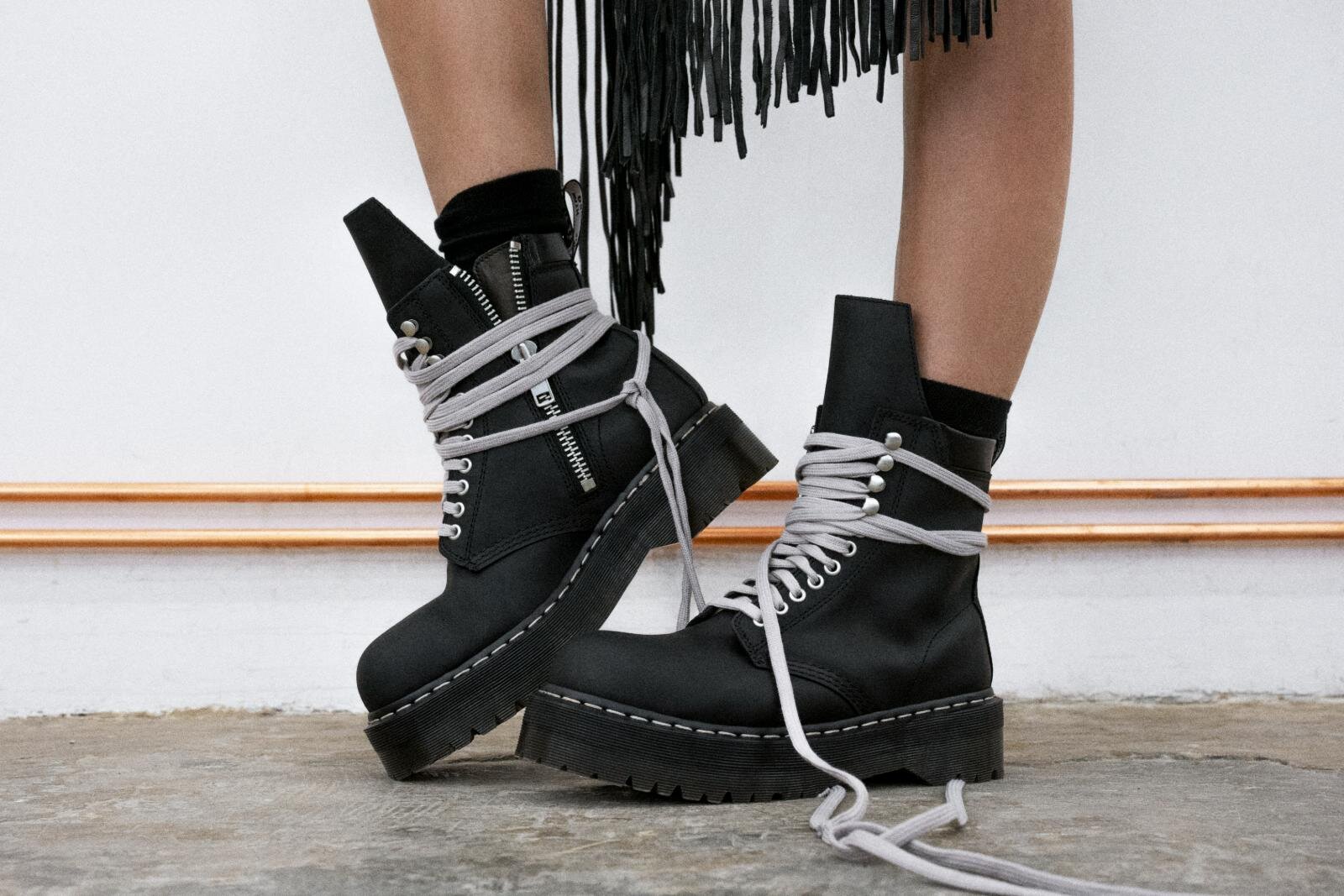 Rick Owens × Dr.Martens の2025年秋冬コラボブーツが10月16日(木)発売