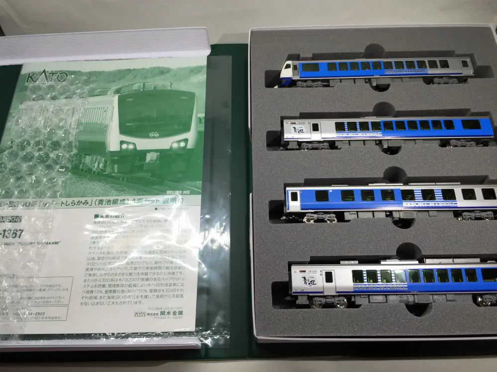 HB-E300系「リゾートしらかみ」（青池編成）入線です。KATO 10-1367 4