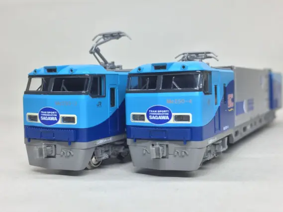 KATO M250系スーパーレールカーゴ（新デザインコンテナ）が入線です