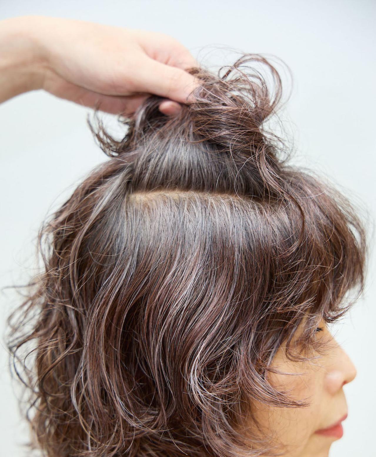 56歳・読者が体験！「脱白髪染め」ができると話題の【白髪ぼかしカラー