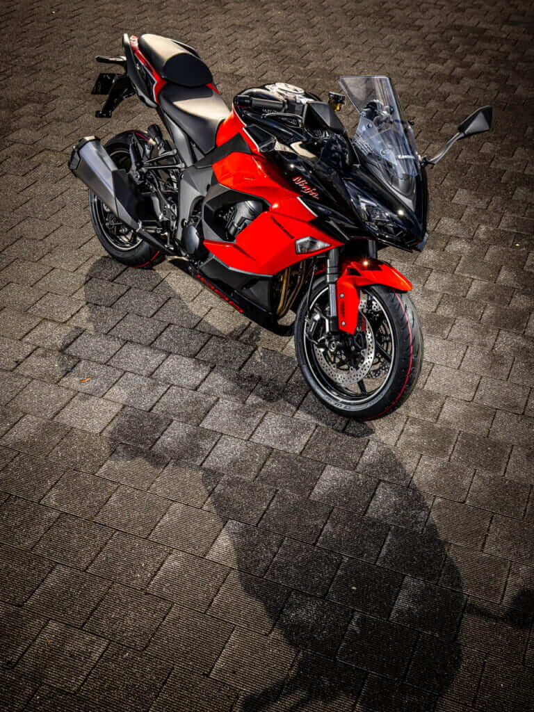 トップガンの赤黒＆ZXRカラー!! カワサキの「ニンジャ」40周年記念