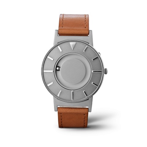 秒針のない「さわる時計」が画期的！ 視覚障害の人もそれ以外の人も