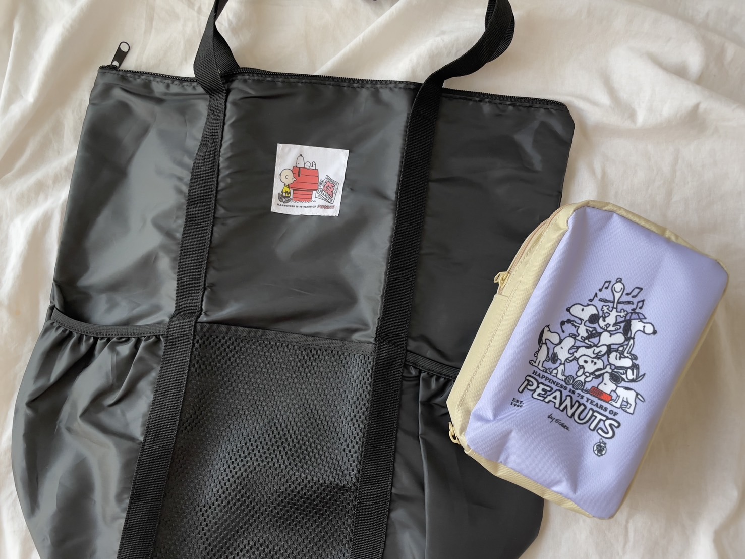 スヌーピーの保冷バッグ or 縦型ポーチ、どっちにする？『GLOW』8月号