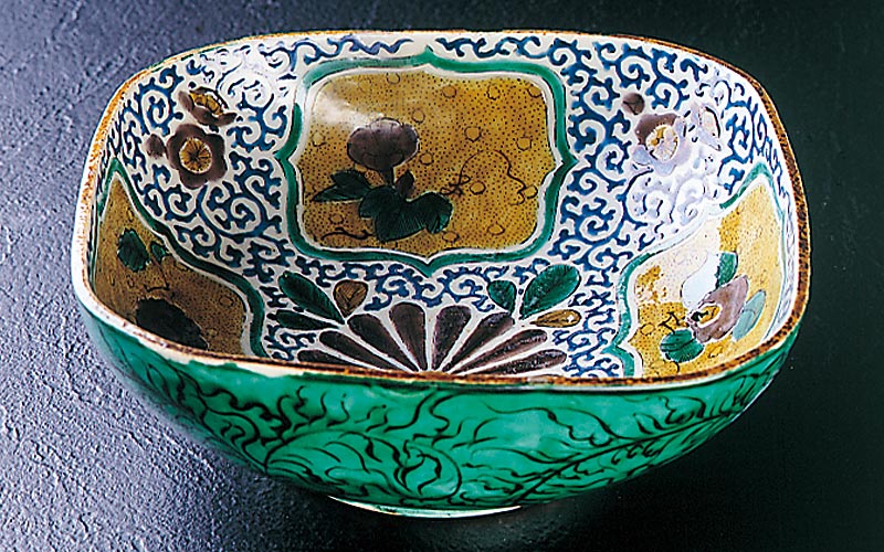 伝統美術の館：古九谷、吉田屋窯の世界 | 加賀 伝統工芸村 ゆのくにの森