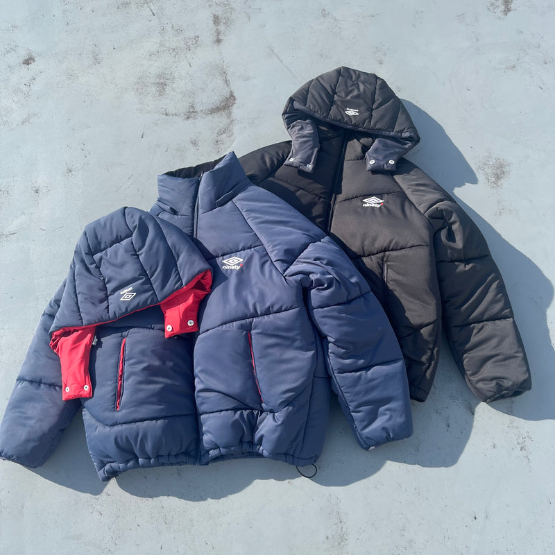 9090 × UMBRO REMOVABLE HOOD PUFFER JACKET (scheduled to be shipped