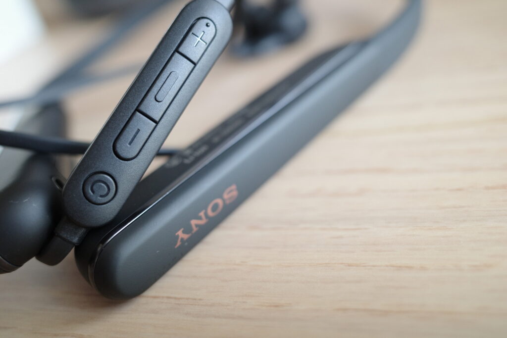 飛行機や電車での移動時にぴったりな首掛けできるノイズキャンセリング