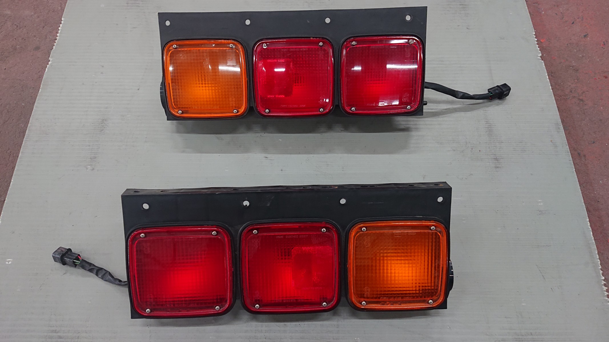 三菱 ふそう FUSO スーパーグレート 大型 純正 テールランプ テール