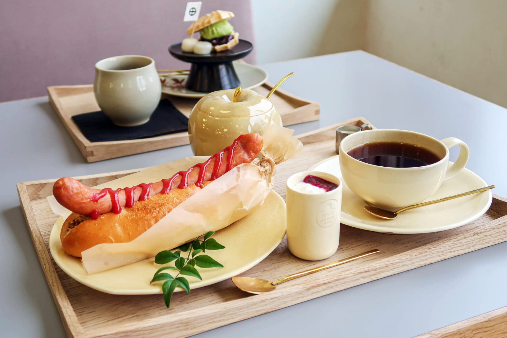 CHIN JUKAN POTTERY 喫茶室」（チンジュカンポタリー）薩摩焼の器で