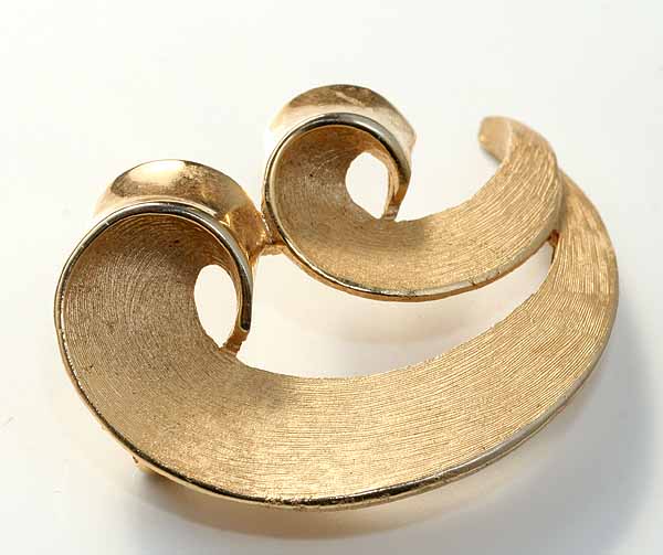 TRIFARIトリファリ 刻印1940年代 ゴールドプレートのデザインブローチ