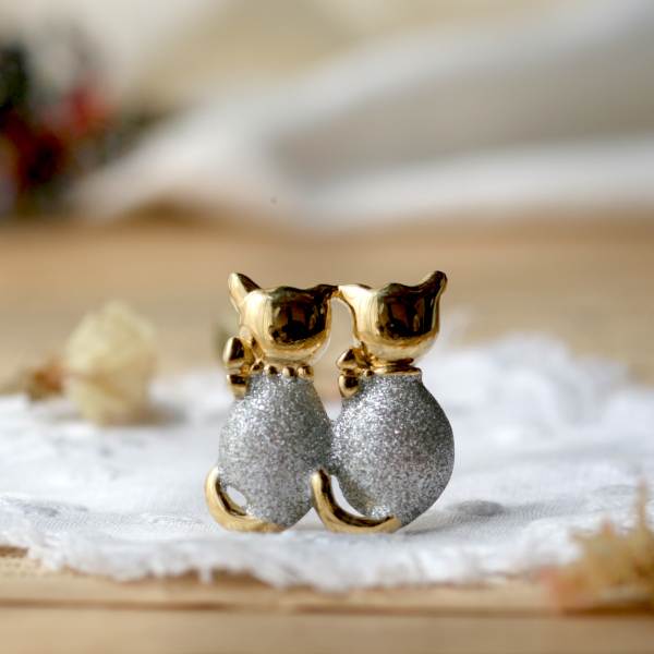 英国 ヴィンテージ 寄り添う2匹の猫ブローチ イギリス アクセサリー