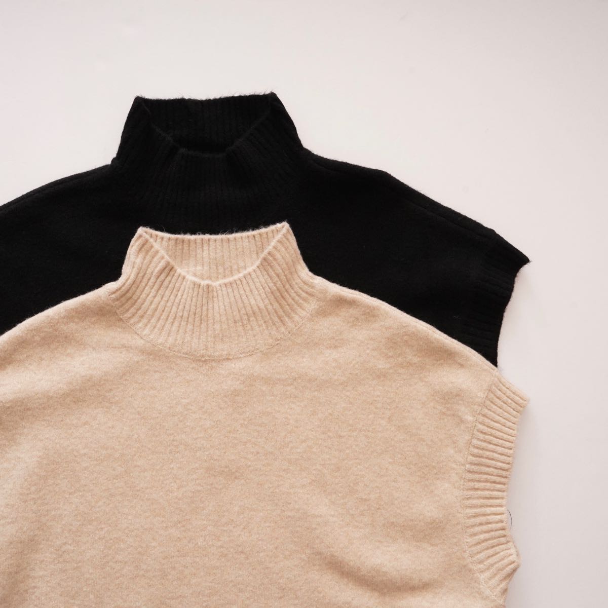 DKNY ダナキャランニューヨーク ベージュ ハイネックニットワンピース