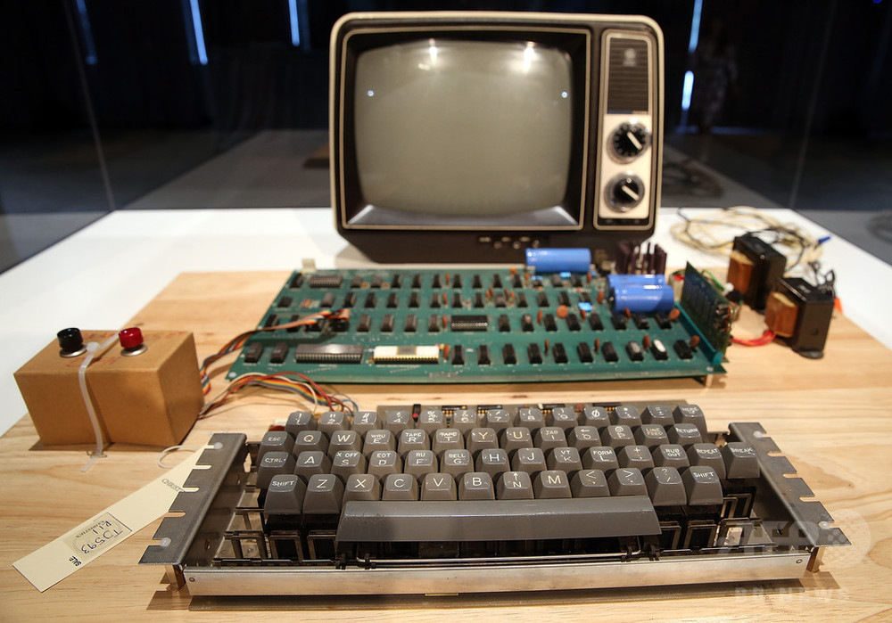 アップル初代コンピューター、「史上最高」9700万円で落札 写真1枚