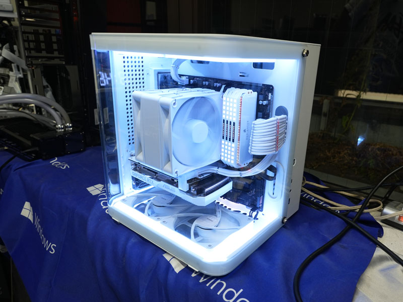 ケース内がよく見える曲面ガラス採用のPCケース「JONSBO TK-1 White
