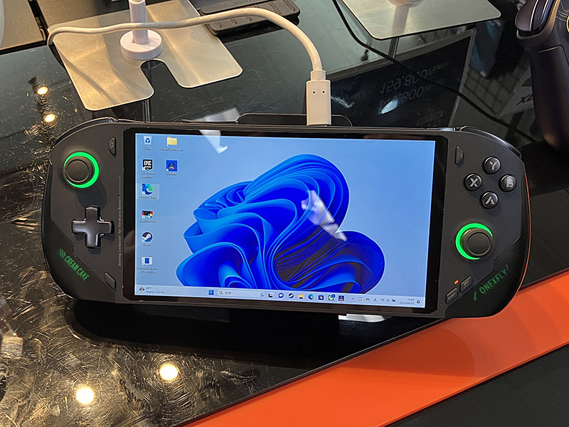 Ryzen 7 7840U+32GBメモリ搭載のポータブルゲーミングPC「ONEXFLY」の