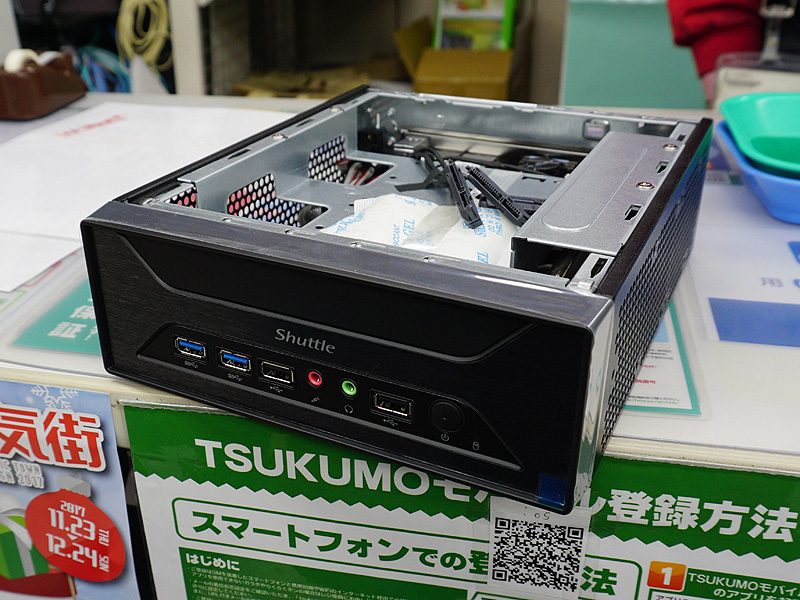 4台のSSDを搭載できる小型PC自作キット「XH270」が発売、Shuttle製