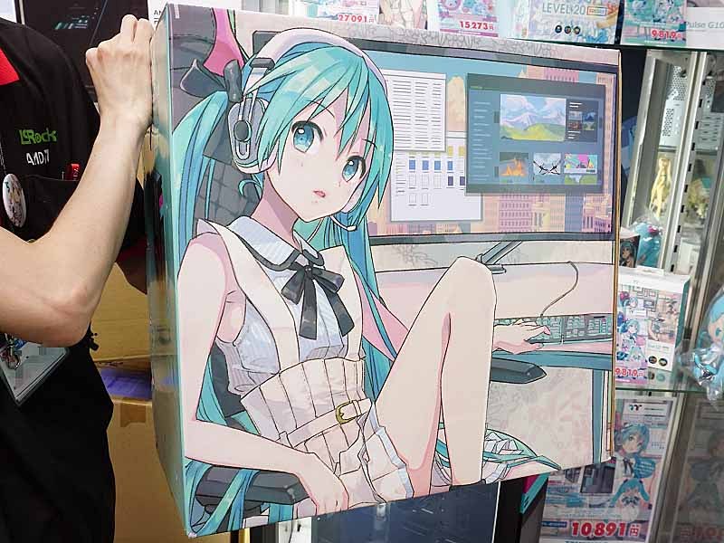 初音ミク仕様のPCケース「Versa H26 HATSUNE MIKU EDITION」が展示中