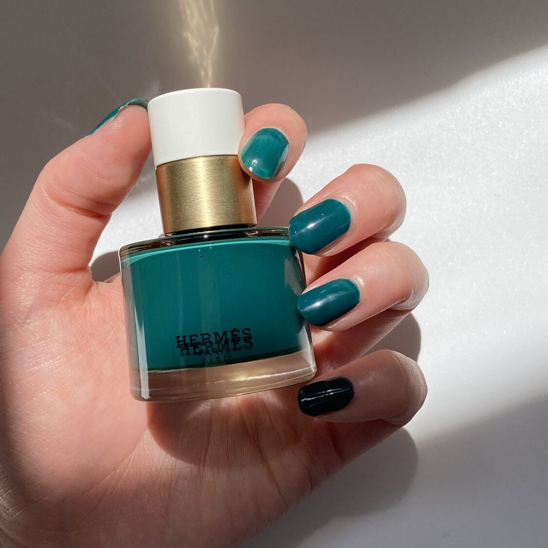 口コミ】エルメスのネイルカラー、レ マン エルメス使用レビュー