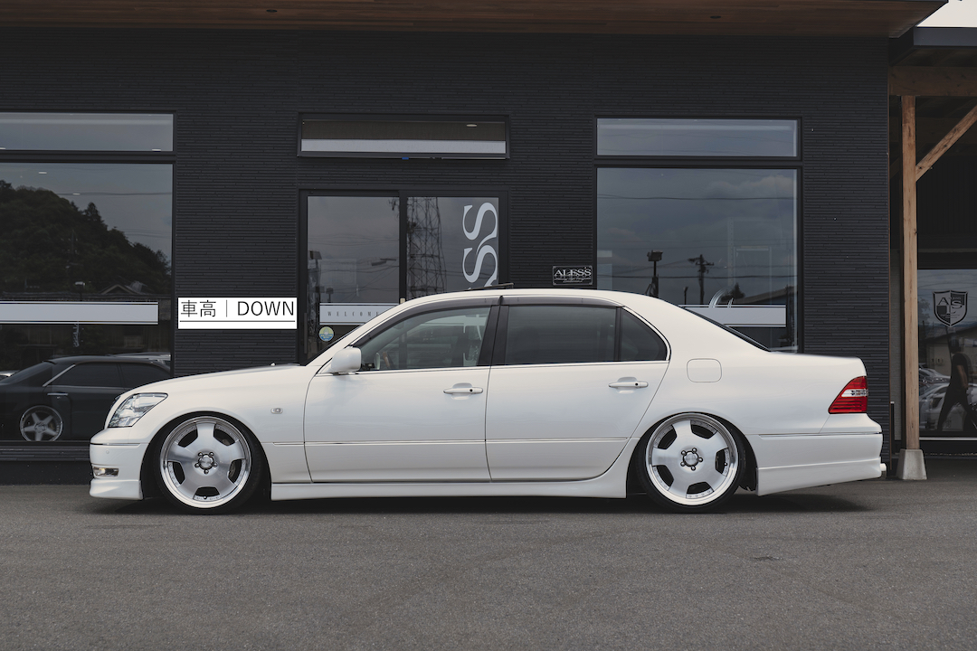 カーセンサー認定で「奇跡の5点」。超極上の30セルシオ後期！ - ALESS