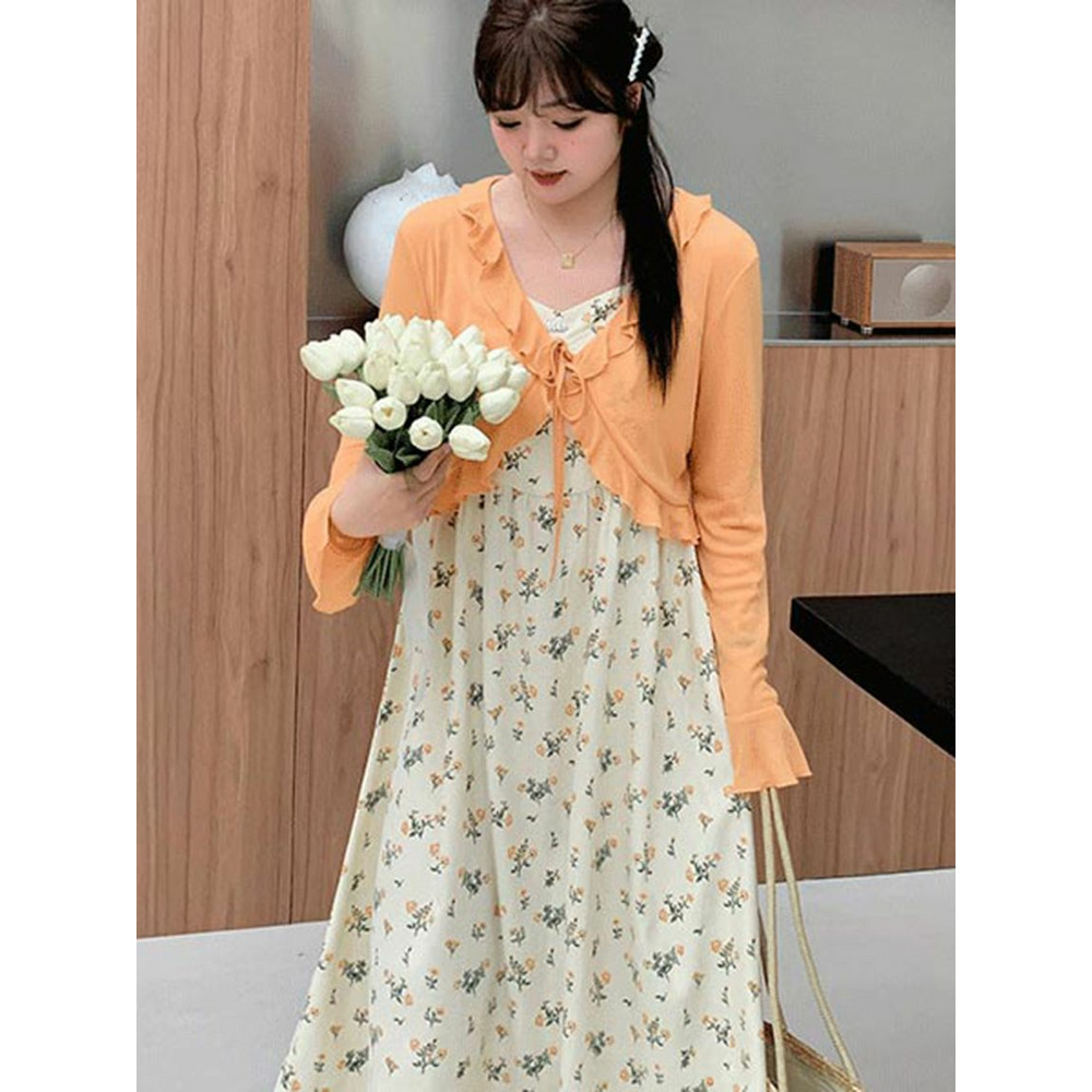 ショートカーディガンと肩紐ワンピースのフェミニンセットアップ