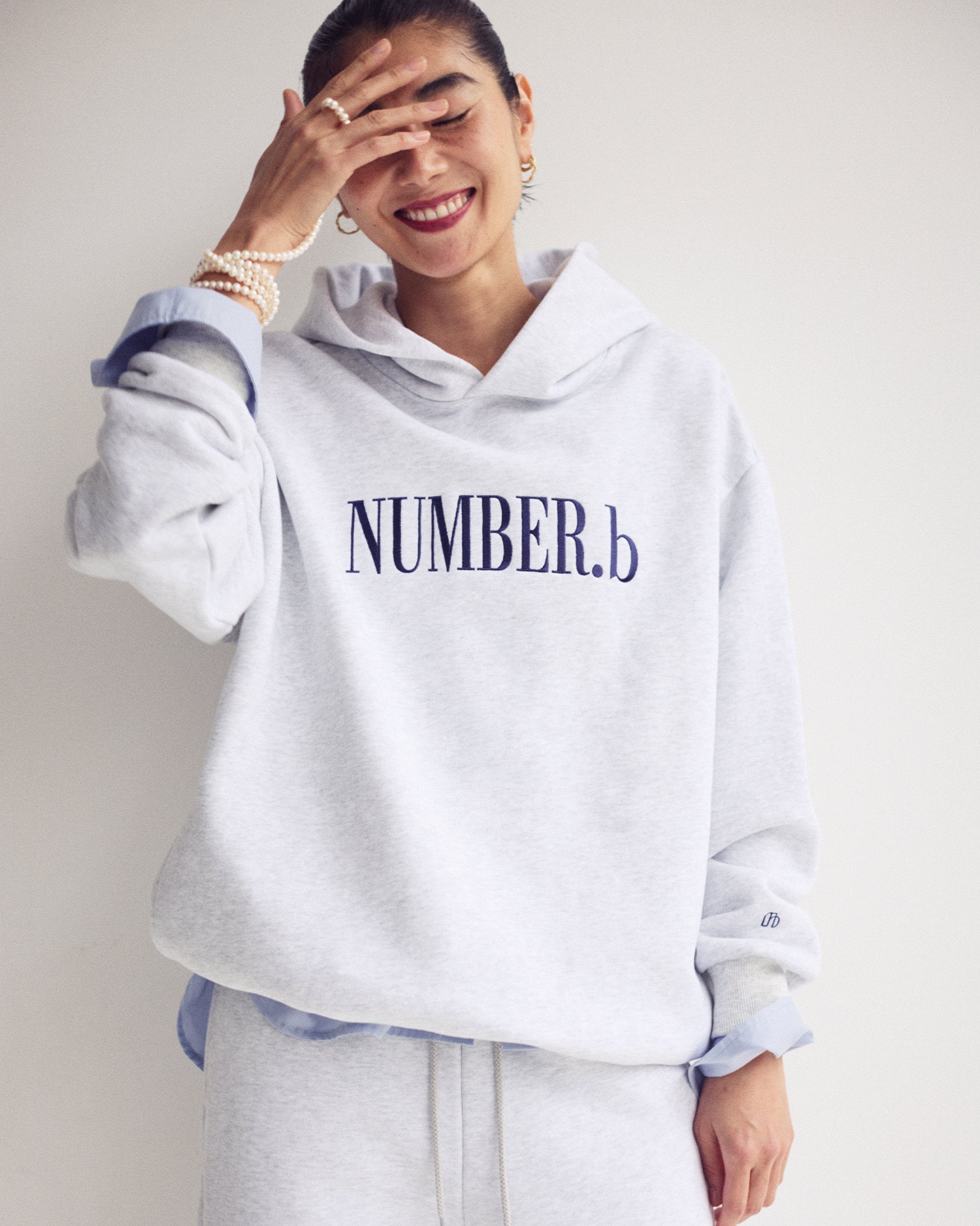 NUMBER.b ロゴパーカ（刺繍）＜ライトグレー＞ – AMARC LIFE STORE