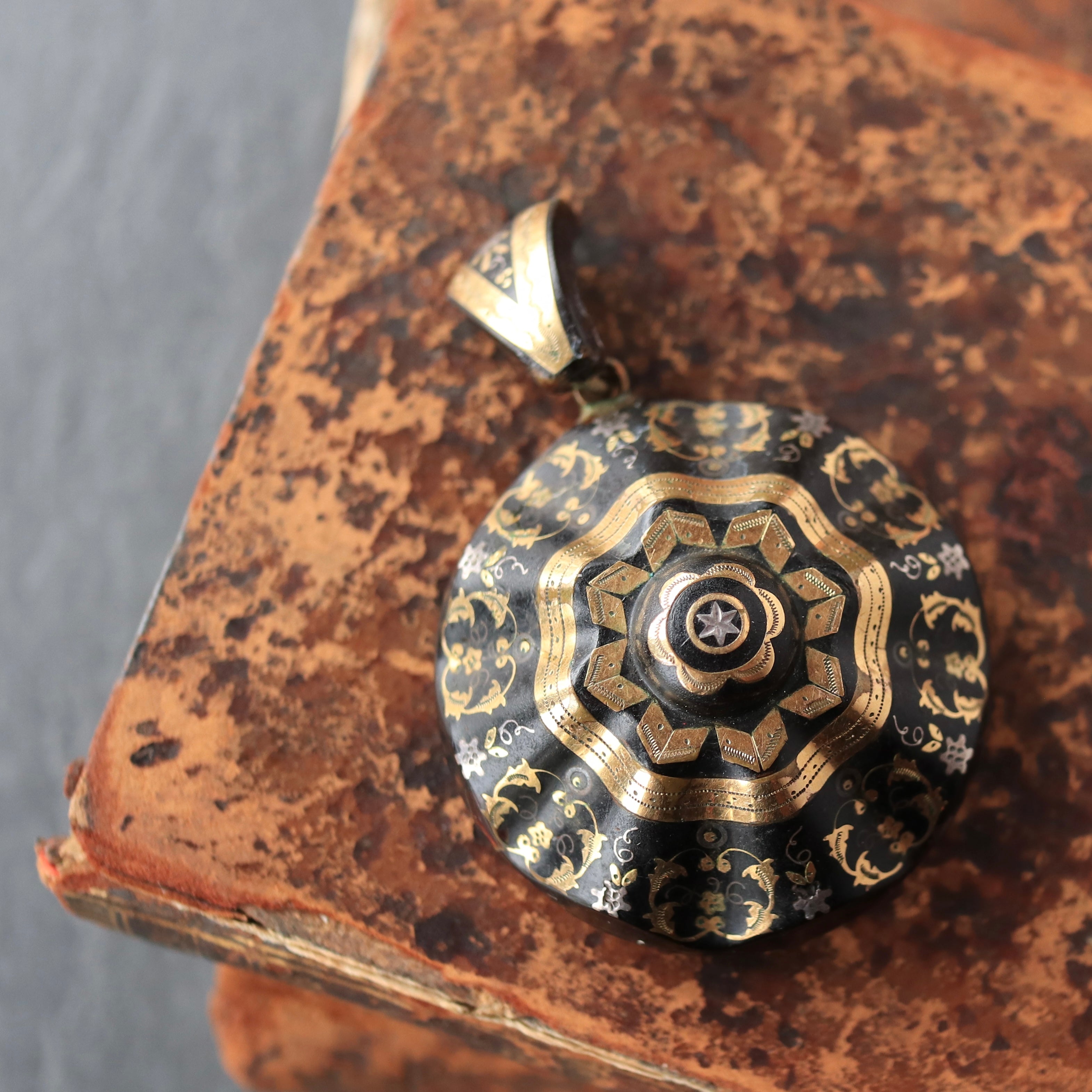 アンティーク ピクウェ ロケット ペンダントトップ – Amelie Antique