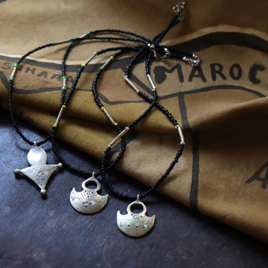 amphora / トゥアレグクロス ペンダント ビーズネックレス【現品お届け】