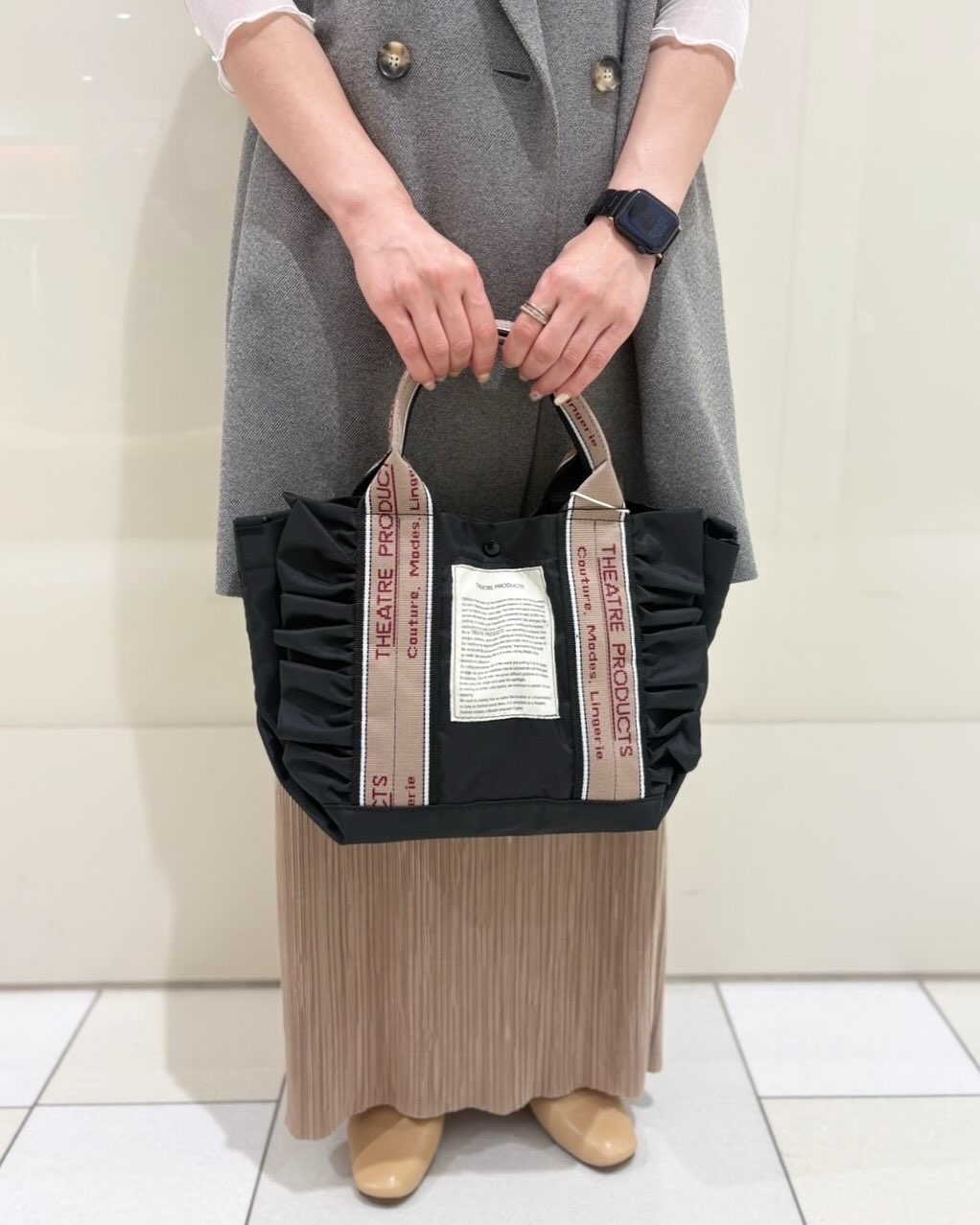 シアタープロダクツよりフリルが着いた新作トートバッグ入荷