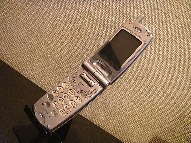 sony ericsson SO504i （DOCOMO） 2002年 | 古いハードに囲まれて