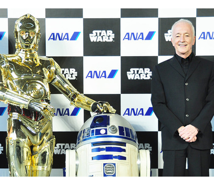 スター・ウォーズ」C-3PO役アンソニー・ダニエルズ、相棒のR2-D2と共に