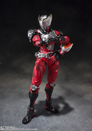 仮面ライダー龍騎」浅井真紀が造形した龍騎フィギュア、独自のミラー