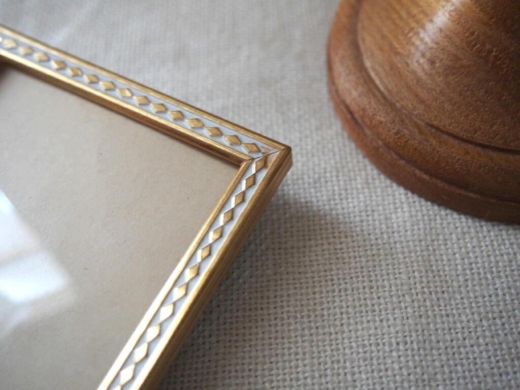 北欧ヴィンテージ雑貨 レトロな模様がデザインされた真鍮のフォト