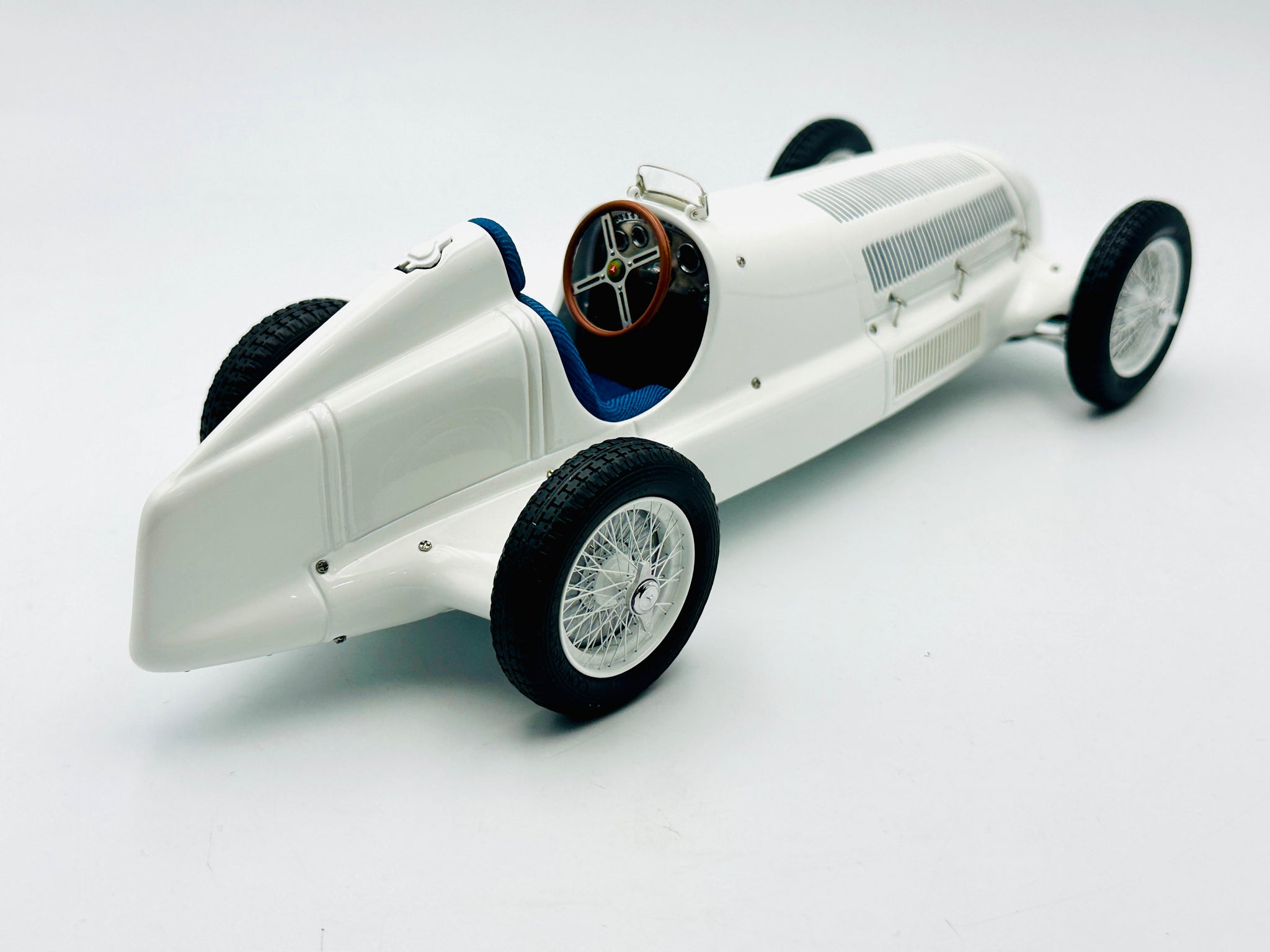 1:18 1934 Mercedes-Benz W25 -- Ein Mythos in weiB (White) -- CMC Model