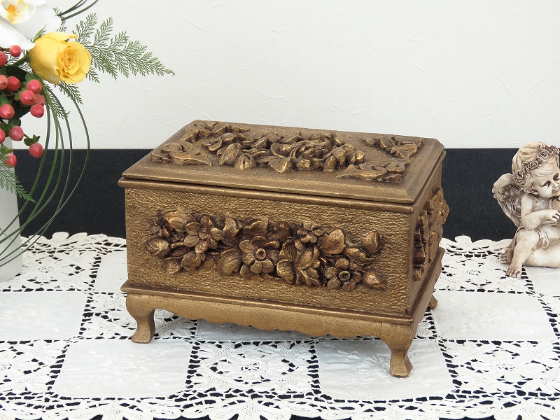 花の彫刻が美しいフランスで買い付けたアンティークボックス（4月22日