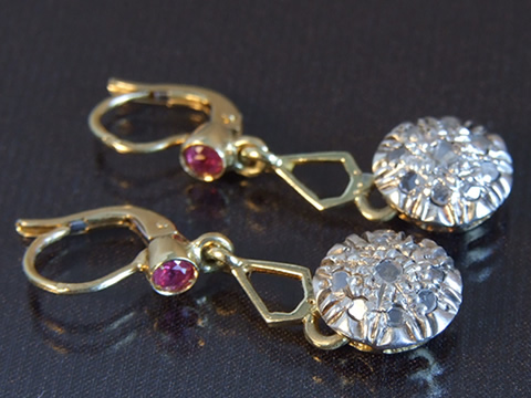 ホワイトクリスタルガラス アンティークゴールドスタッドピアス