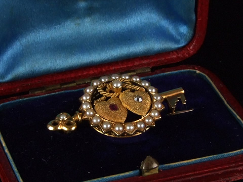 ヴィクトリアン、ダブルハートと鍵のブローチ（ルビー、ダイヤモンド）